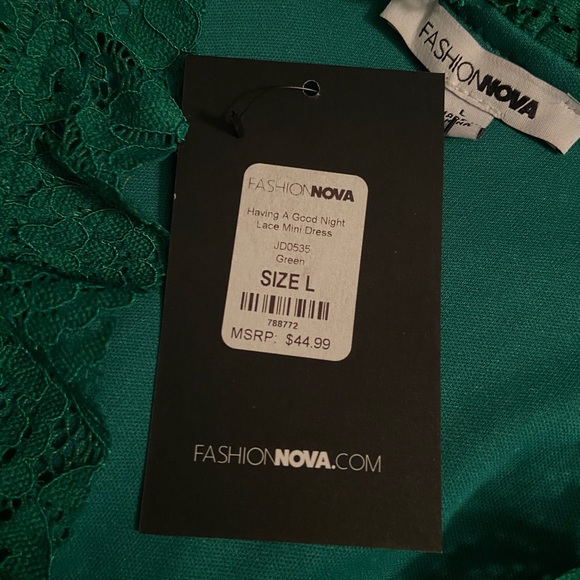 Green lace long sleeve dress with matching earring - Picture 4 of 4